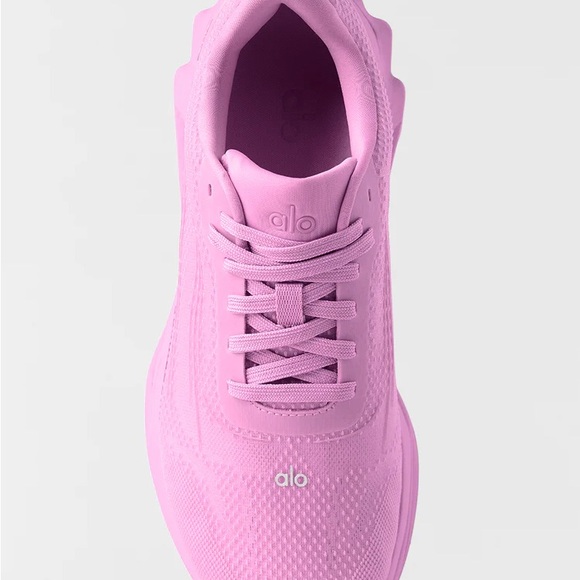 ALO Yoga Unisex Candy Heart Pink Runners 12M/13.5W - Picture 2 of 4